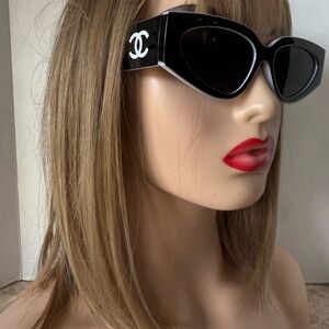 Unisex CHANEL Black Cat-Eye Sunglasses